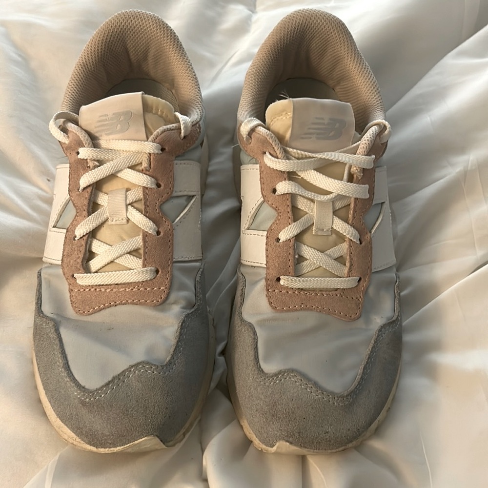 New Balance 327s!! Great condition! Look a lot cleaner in person